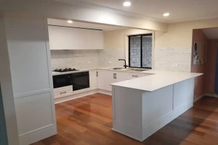 Transitional Style Kitchen with Satin Two-Pack Shaker Doors and Modern Shadow Moulds at Aberfoyle Park by Compass Kitchens