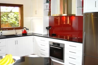 Transitional Style Kitchen Renovation with Satin Two Pack Shaker Doors with Granite Bench tops in McLaren Vale, by Adelaide’s Compass Kitchens.
