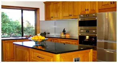 a-transitional-american-oak-timber-kitchen-with-mordern-features